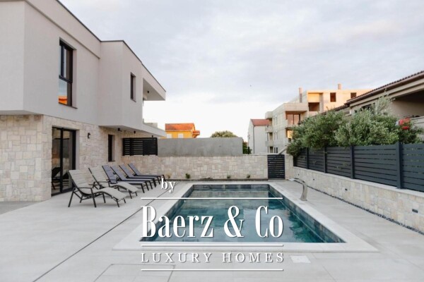 photo 2 Pag, Mandre, urban villa with swimming pool and sea view