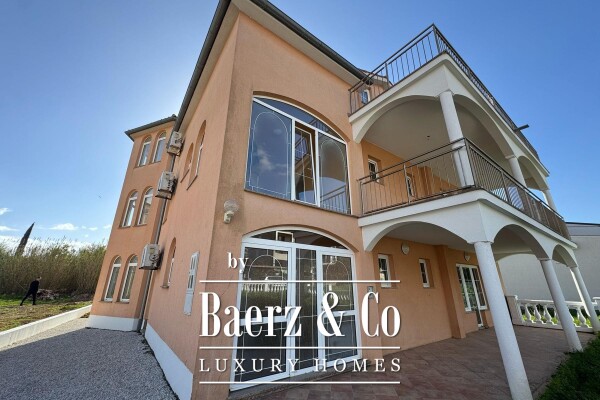 photo 2 Fažana, Valbandon, luxurious villa with three residential units, NKP 360 m2