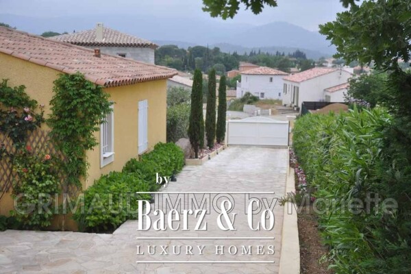 photo 4 Calm and Comfort: House with Pool and Large Garage