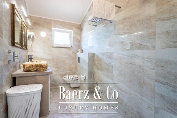 photo 8 Mimice, jedinstvena vila s bazenom i idiličnom okućnicom