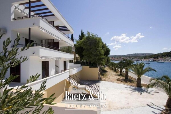 photo 1 Brač, Milna, house with six apartments, first row to the sea