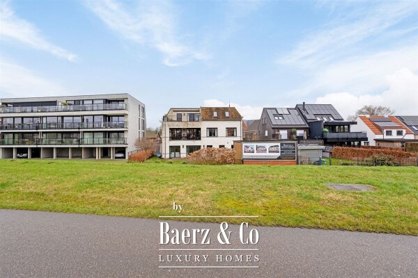 photo 40 Uitzonderlijke Duplex met zicht op kanaal, garage, carport en ruime (wijn)kelder!