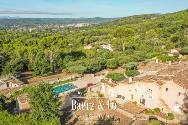 photo 14 Luxury 7-Bedroom Villa for Sale in Draguignan – 263 sqm with Garden, Swimming Pool, Garage & Guest House